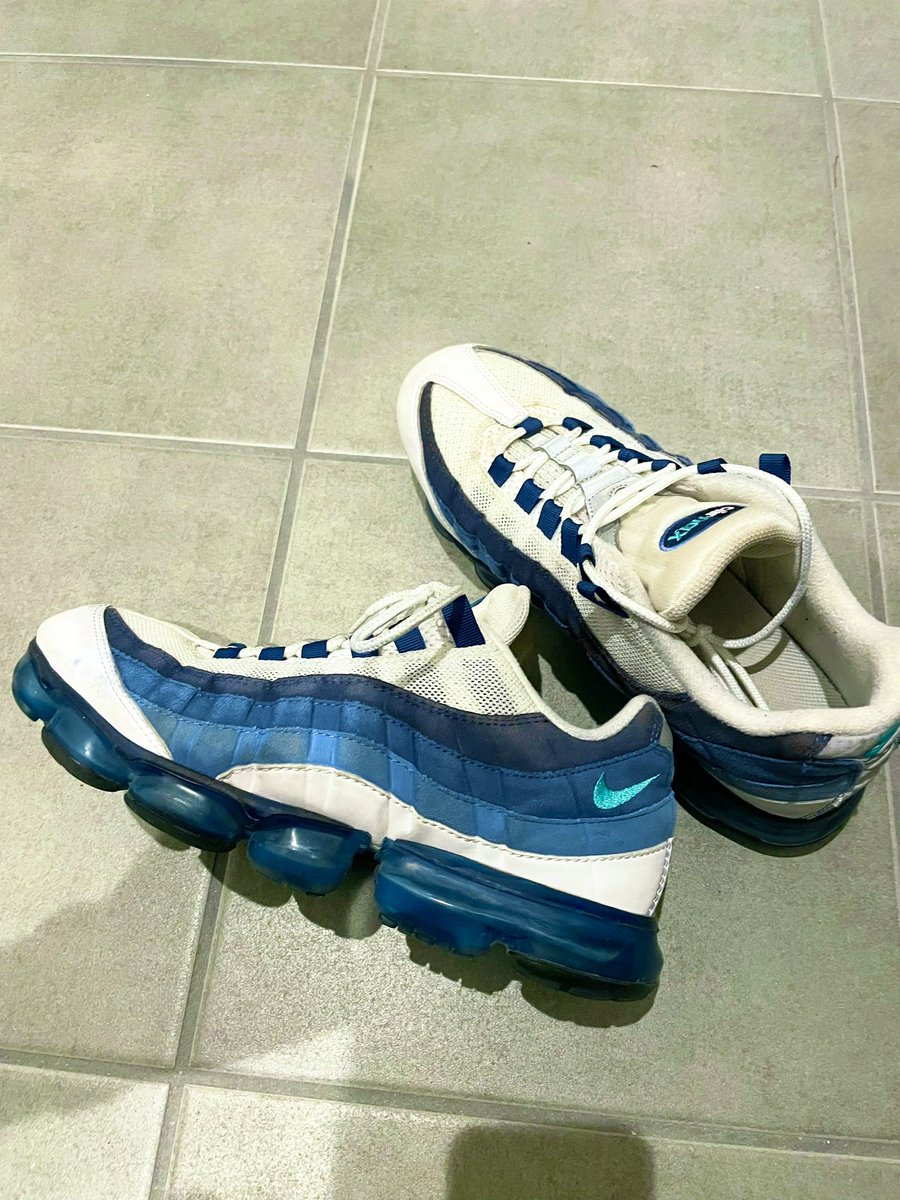 suzuki_jp's tweet photo. コロナ前から履き続けて6〜7年
ついにエアーが逝ってしまった
世代としては当時高価すぎて手が届かなかったブルーグラデアッパーが履けて嬉しかったなー
ありがとう〜🙏
#nike #ヴェイパーマックス95 #ブルーグラデ https://t.co/bGPRt3Tc7b