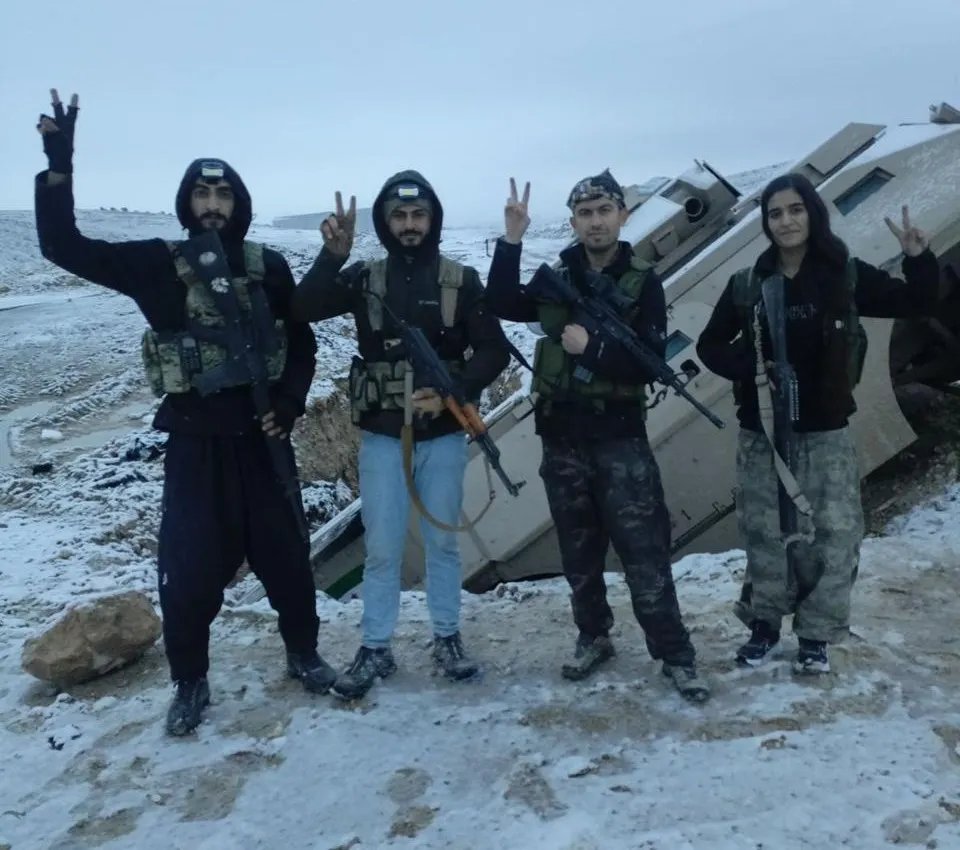 Gelde_Dickme2's tweet photo. Ocak ayının başından. 4×4 Cadillac V-150'yi pusuya düşürmüş bizimkiler. 

Soldaki savaşçı M4A1 pulsar termal optik
Sağdan 2. M4 + KRG yapımı dedal termal optik kullanıyor. https://t.co/EESrGFs0Ci