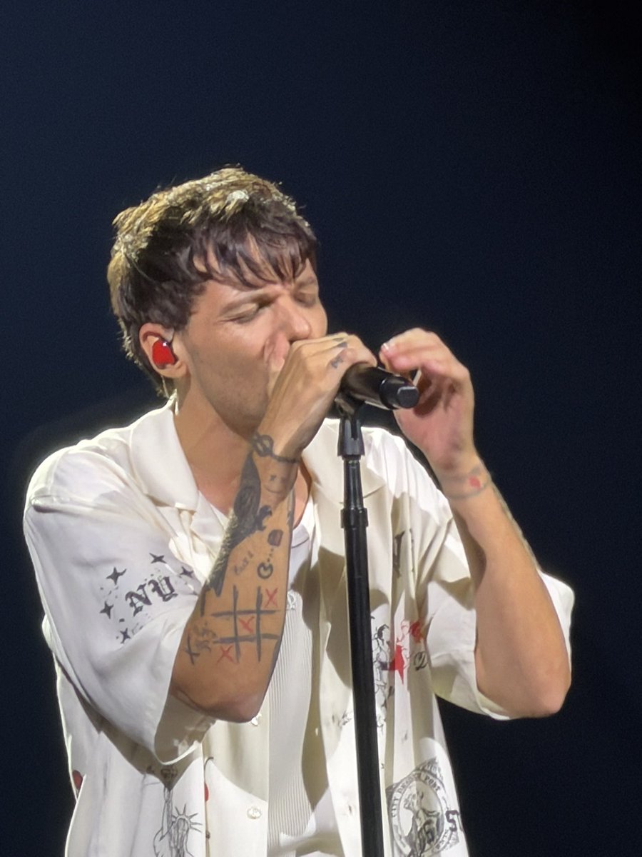 tomlinson19913's tweet photo. a montage of louis singing with his eyes closed, part 1 #HDWGHmsg https://t.co/14YbVHO797