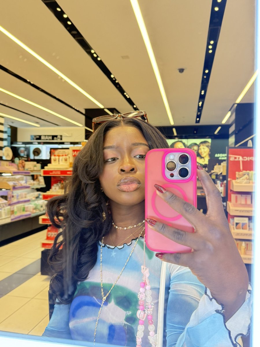 tamtammi_en's tweet photo. Technically my phone is my mirror🫪 https://t.co/X9B7PpGgpX