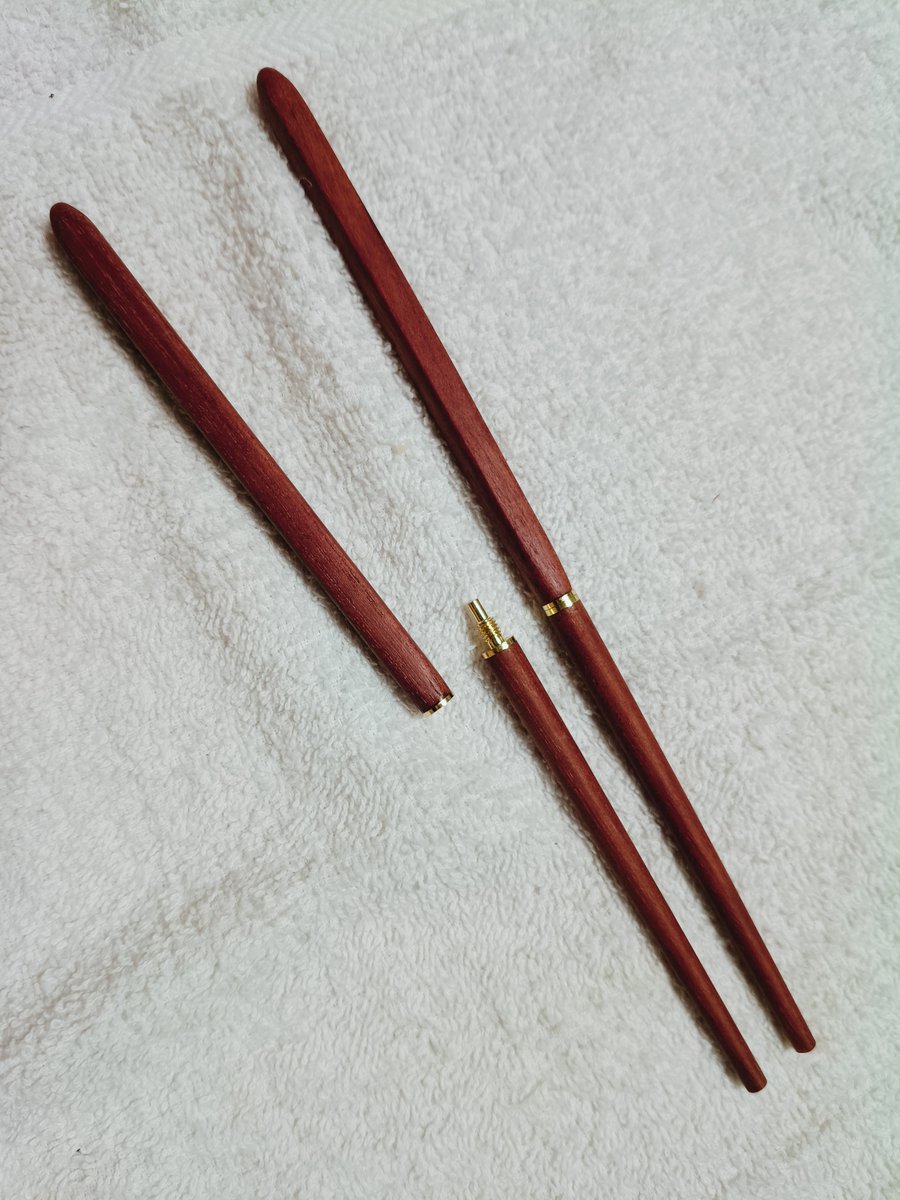 Badboy382382's tweet photo. キャンロクパークに箸を忘れてきたので新調。
木だから燃えちゃうかな
先端が太いから削らなきゃ
じょーさんに削ってもらおうかな😁 https://t.co/SVVbHhoXKm