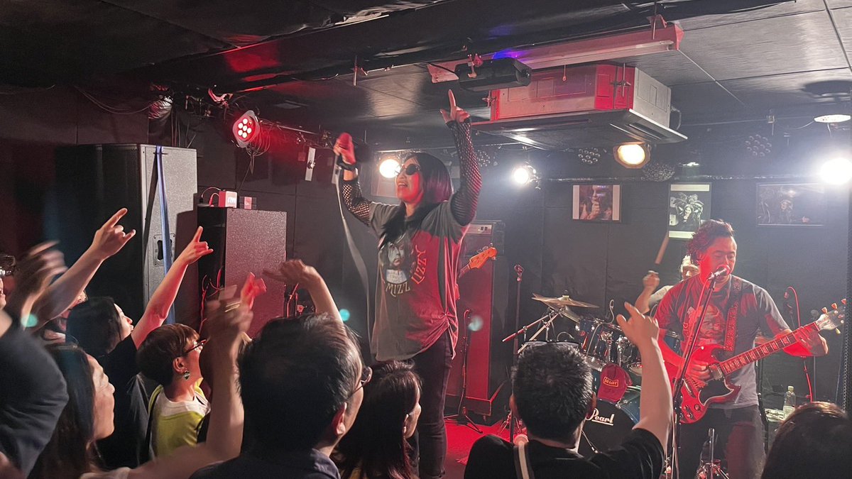 maplelatte05's tweet photo. 【7/5Setlist】
Rotator 
Find my way
11:07（DizzyMizzLizzy)
Love Bites(Halestorm)
Battery (Metallica)
S.A.T.O(Ozzy Osbourne)
みんな盛り上げてくれてありがとう🙌
Ozbornez&amp;Friendsでも2曲歌わせてもらいました‼️
Desire 
Mama I‘m coming home 
アンコール
Crazy train &amp;Bark at the Moon https://t.co/RUc02FBoA2