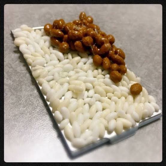 qrou's tweet photo. 今日7/10は #納豆の日 と言うことで甘味処さん過去に作っていた食べられない納豆アクセサリーです！

現在は販売していない作品になりますが納豆の日に併せて楽しんでいただけたら嬉しいですっ米粒一粒ずつ手づくりですっ https://t.co/pRfQy7pJyk