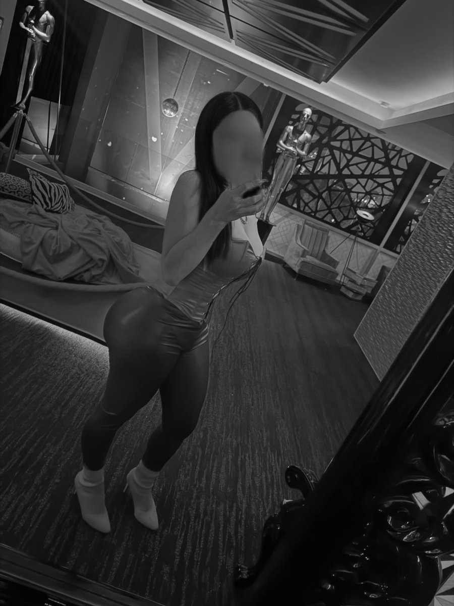 DannaBignati's tweet photo. Una foto encuerada😈😈

Pantalón de cuero y corset de cuero 😂😂😂
 Jajaja no me odien por ser juguetona y bromista. 🥹😘 https://t.co/4Oj9Mmtbbn