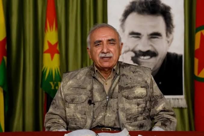 telqraft's tweet photo. Osman Pamukoğlu'ndan Murat Karayılan'a Tarihi Cevap:

🔷 Murat Karayılan'ın bir Osman Pamukoğlu saplantısı var.

🔷 "Unutulanlar Dışında Yeni Bir Şey Yok" kitabımı okumuş benim.

🔷 Orada anlatıyorum işte; Kato Dağı'na kışın yapt��ğımız operasyonda şu sonuçlar elde edildi diyorum, Osman Paşa öyle değil ama diyor, tam öyle değil diyor.

🔷 Ona şunu soracaksın:

🔷 Sen bizden önce 10 yıl Kato Dağı'nda durmuşsun.

🔷 E biz gittik operasyon yaptık kış ortasında.

🔷 Sen bir daha Kato Dağı'na gelip orada kamp kurabildin mi?

🔷 Hayır.

🔷 Hakkari baskınlarını nereden yapıyordunuz?

🔷 Kato Dağı'ndan.

🔷 Yapabildiniz mi?

🔷 Hayır.

🔷 Peki siz Oramar'da 10-12 yıldır duruyordunuz, 5 tane terk edilmiş köye yerleşmiştiniz.

🔷 Operasyon yaptıktan sonra bir daha Oramar'a gelebildiniz mi, tertiplenebildiniz mi?

🔷 Hayır.

🔷 Karayılan'a bunu söylemek lazım.