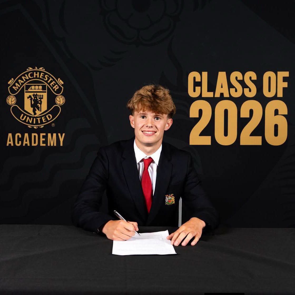 EgirenC's tweet photo. 🚨 𝐎𝐅𝐅𝐈𝐂𝐈𝐀𝐋: Kai Rooney and Jacey Carrick, the sons of Wayne Rooney and Michael Carrick, have 𝐬𝐢𝐠𝐧𝐞𝐝 their first-year scholarship deals with Manchester United. ✍🏻🔴 https://t.co/rZ1HeuoH0W
