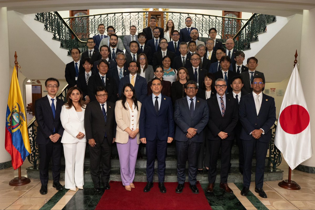 CancilleriaEc's tweet photo. 🇪🇨🤝🇯🇵

El canciller @robertokuryec lideró una reunión de trabajo con la delegación de 24 altos ejecutivos de 11 empresas japonesas, integrantes de la Federación Empresarial Japonesa (Keidanren)

Durante el encuentro, los ministros y viceministros del Frente Económico presentaron el portafolio de oportunidades de inversión del Ecuador a representantes de Keidanren, con el objetivo de identificar nuevas oportunidades de cooperación en comercio, agroindustria, salud, energía, infraestructura, transporte y movilidad sostenible.🇪🇨📈 

El diálogo permitió fortalecer una agenda enfocada en inversiones, transferencia tecnológica y alianzas público-privadas. La reunión da continuidad a la visita oficial del presidente @DanielNoboaOk a Japón en 2025 y fortalece la cooperación económica, comercial y de inversión entre ambos países.