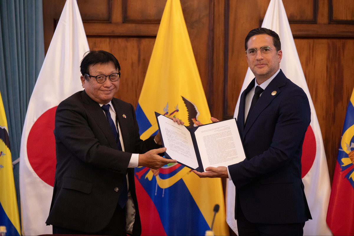CancilleriaEc's tweet photo. 🇪🇨🤝🇯🇵

El canciller @robertokuryec lideró una reunión de trabajo con la delegación de 24 altos ejecutivos de 11 empresas japonesas, integrantes de la Federación Empresarial Japonesa (Keidanren)

Durante el encuentro, los ministros y viceministros del Frente Económico presentaron el portafolio de oportunidades de inversión del Ecuador a representantes de Keidanren, con el objetivo de identificar nuevas oportunidades de cooperación en comercio, agroindustria, salud, energía, infraestructura, transporte y movilidad sostenible.🇪🇨📈 

El diálogo permitió fortalecer una agenda enfocada en inversiones, transferencia tecnológica y alianzas público-privadas. La reunión da continuidad a la visita oficial del presidente @DanielNoboaOk a Japón en 2025 y fortalece la cooperación económica, comercial y de inversión entre ambos países.