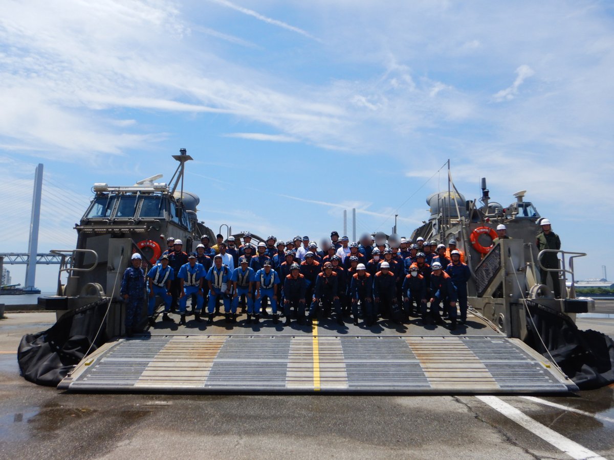 jmsdf_hanki_pr's tweet photo. 令和8年7月3日、阪神基地隊及び輸送艦「くにさき」は新明和工業甲南工場様のご支援を得て、神戸市消防局様、兵庫県警察様及びサカイ引越センター兵庫ブロック様と共に、防災訓練としてLCACによる緊急車両等の輸送を実施し、頻発する地震等への備えを確認しました。#海上自衛隊 #阪神基地隊 https://t.co/gxYnVLMnCp