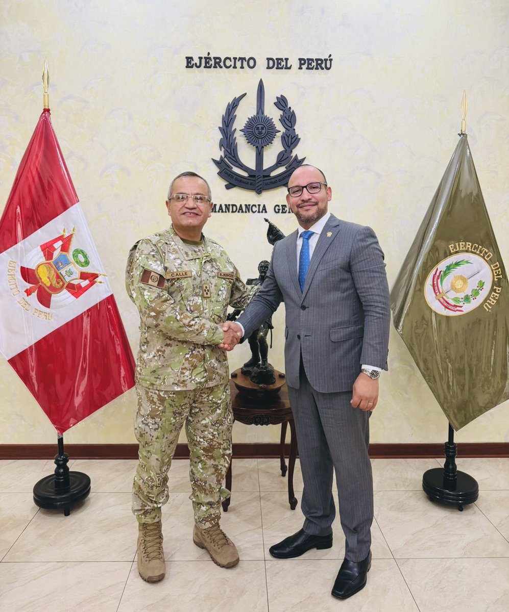 AlejoMunante's tweet photo. 🇵🇪 #SemanaDeRepresentación | Hoy me reuní con el Gral. EP Oswaldo Martín Calle Talledo, comandante general del @EjercitoPeru, para conocer las principales necesidades de la institución. Entre ellas, la urgencia de contar con un crédito suplementario que permita recuperar la operatividad de la flota de helicópteros y fortalecer la capacidad de respuesta ante emergencias, especialmente frente a un eventual Fenómeno El Niño.

Asimismo, dialogamos sobre la situación de la Caja Militar Policial y las dificultades para realizar las transferencias correspondientes, lo que podría afectar el sistema previsional del personal de las Fuerzas Armadas y la Policía Nacional. También se informó que en noviembre se incorporará un avión ambulancia equipado para realizar evacuaciones aeromédicas, lo que fortalecerá la atención de emergencias y el traslado de pacientes en todo el país.

Seguiremos impulsando acciones que fortalezcan la capacidad operativa de nuestras Fuerzas Armadas y garanticen mejores condiciones para quienes sirven al Perú.

#VamosPorMás🇵🇪