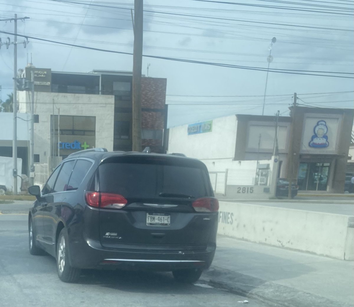 contr73056's tweet photo. @SaltilloGob @CICsal @spublicossalt Siguen siempre estacionándose ahi!! Esta perfectamente marcada la linea roja, todos los días hay percances, Por que no los multan? https://t.co/X2m5BOX72O