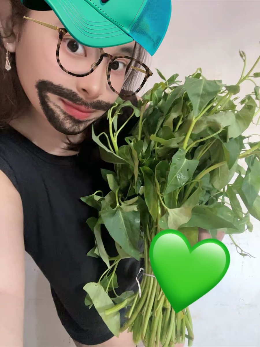 ano0yyy's tweet photo. potret wanita yang gapernah dapet bunga (btw kaget banget kangkung seuprit gini 10K di balikpapan, di kediri kangkung cuma 1K bener-bener 1K) https://t.co/8z5TjUn6YW