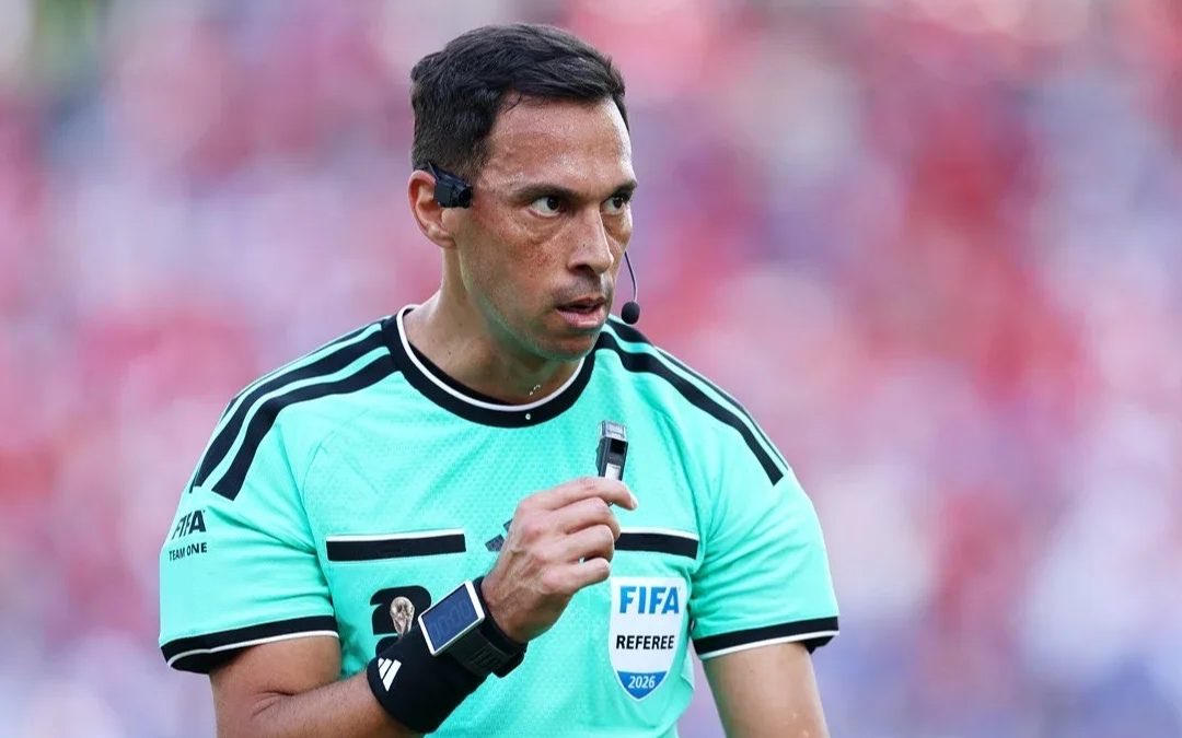 MadjerBarca's tweet photo. 🚨🚨 موقع archivo var يقيم الحكم الأرجنتيني فاكوندو تيلو في مباراة فرنسا والمغرب:

❌❌ غير مقنع 

🚨🚨 كانت المباراة هادئة نسبيًا بالنسبة للحكم الأرجنتيني، بالنظر إلى التوقعات العالية التي سبقتها. مع ذلك، ارتكب خطأً في الشوط الأول، لحسن حظه، لم يؤثر على نتيجة المباراة. 

✅ انخدع الحكم الأرجنتيني بحركة مبابي، واحتسب ركلة جزاء غير موجودة بعد تمثيل اللاعب الفرنسي. صحيح أن احتكاكًا حدث بعد التمثيل، كان يجب أن تُحتسب خطأ ضد مبابي بسبب تمثيل الفرنسي. 

✅ لولا هذا الخطأ، لكان فاكوندو تيلو قد اجتاز الاختبار بسهولة، في الواقع، كان قراره صحيحًا بعدم احتساب لمسة يد من رابيو قبل هدف مبابي، لأنها لم تكن خطأً. هذا القرار أنقذه من تقييم أسوأ.