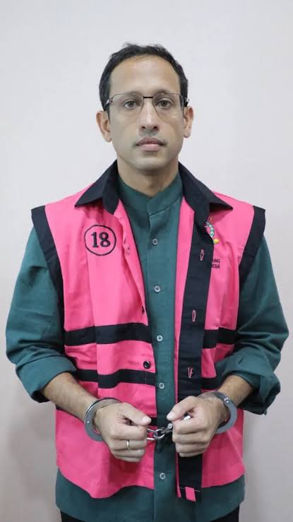 Asura0599's tweet photo. Dulu jaksa nuduh Nadiem: "Hartamu lebih gede dari gajimu, berarti hasil korupsi. Bayar sini 5,68 T"

Sekarang netizen nanya balik: 
"Loh Pak... laporan harta bapak 18 M, kok yang ditemukan polisi (diduga terkait bapak) 543 M? Hartanya lebih gede dari gaji tuh. Pake rumus bapak sendiri ya, itu artinya apa?" 🤔

Rumus yang dipake buat nuduh orang, sekarang muter balik ke yang bikin rumus. 😛

Banyak yang gak tau vonis Nadiem itu gak kompak. Dari 3 hakim, ada 1 yang bilang "buktinya gak cukup, harusnya dia BEBAS."

Dulu suara hakim ini tenggelam. Sekarang, pas kredibilitas penuntutnya lagi diobok-obok polisi, semua orang bakal ke notice:
 "Eh bener juga kata hakim yang satu itu..."

Kasus nya sampe sekarang belum selesai sob tapi timing nya tepat banget

Nadiem gak terima → banding. Kejagung juga gak puas (maunya 18 tahun) → banding juga.

Artinya apa? perkara ini masih lanjut ke pengadilan yang lebih tinggi. Dan PAS banget di tengah-tengah itu... kantor yang nuntut Nadiem malah digeledah polisi.

Vonis Nadiem 30 Juni. Geledah 8 Juli. Cuma 8 hari cuy 😄 Pengacara Nadiem gak perlu kerja berat amunisinya dianterin sendiri wkwk

Yang paling bikin nyesek Nadiem nangis di pengadilan: 
"Uang Rp809 M itu gak pernah sepeser pun masuk kantong saya. Saya gak punya uang segitu. Cek aja harta saya."

8 hari kemudian, polisi bongkar brankas rahasia di balik dinding rumah yang diduga terkait pimpinan yang nanganin kasusnya. Isinya 74 kg emas + tumpukan dolar. Total setengah triliun 🌛