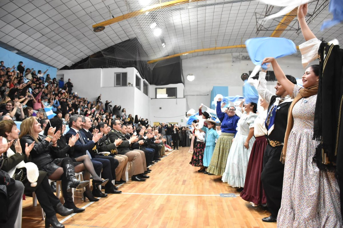 gerardomerinotw's tweet photo. ASÍ VIVIMOS EL GRAN PERICÓN NACIONAL EN #TRELEW  🇦🇷

Hoy celebramos nuestra Independencia con un Gimnasio Municipal lleno de familias y bailarines dando vida al Gran Pericón Nacional.

Empezamos hace tres años con 120 bailarines y hoy superamos los 300. Eso habla de algo mucho más grande: de vecinos que quieren participar, encontrarse y sentirse parte.

Gracias a todos los que hicieron posible esta celebración de nuestras raíces y nuestra identidad.

Hoy la Independencia nos recuerda la importancia de encontrarnos, de construir juntos y de entender que el futuro depende de cada uno de nosotros.

¡Feliz Día de la Independencia! ¡Viva la Patria! 🇦🇷