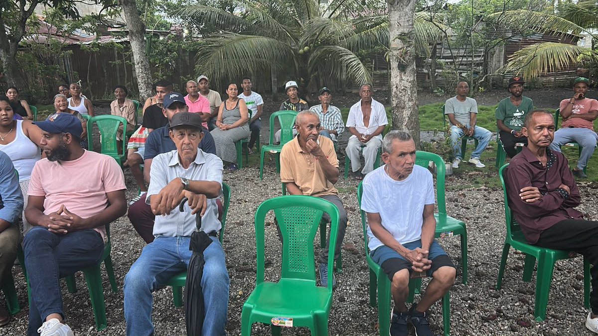 EuclidesLaVega's tweet photo. Ahora, estamos en la comunidad de Rancho Viejo, del municipio d La Vega, juramentando en La @FPcomunica a varios militantes de partidos de la oposición. 
En la provincia de La Vega . La @FPcomunica avanza bajo el líder y próximo presidente de La Rep. Dominicana, @LeonelFernandez https://t.co/9C8q8Brb8C