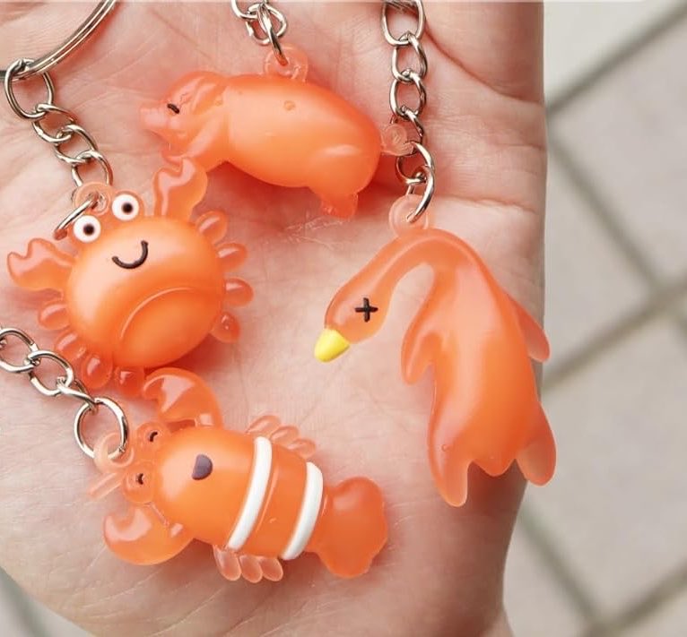 oniku117's tweet photo. なにこれかわいい…紫外線チェッカーキーホルダー
紫外線浴びると調理された後みたいになる https://t.co/r5CBcz8ggs