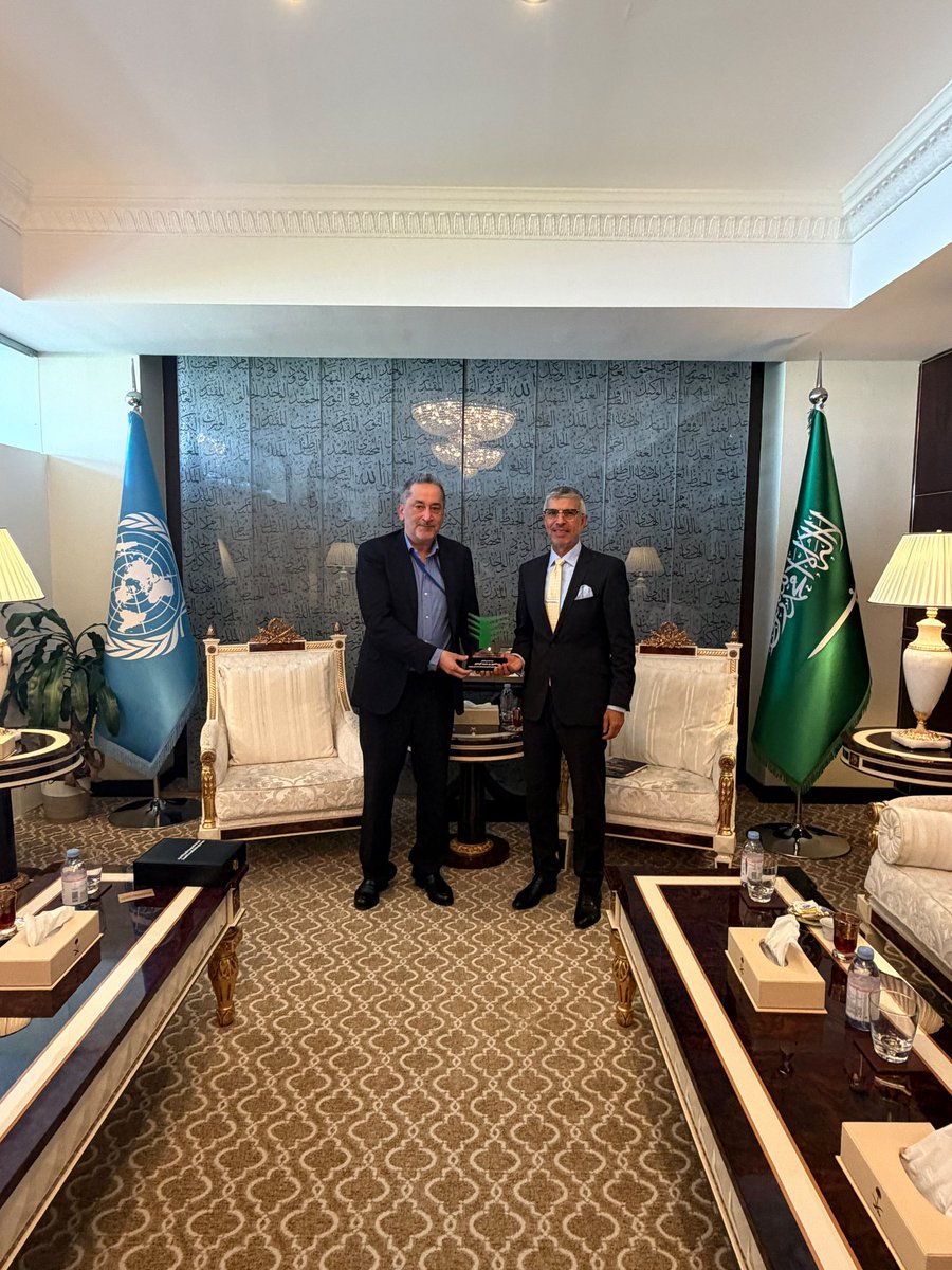 AzALWASIL's tweet photo. سعدتُ بلقاء سعادة الاستاذ/ فيصل الفضل، الأمين العام للمنتدى السعودي للمباني الخضراء @faisalalfadl، وتم تبادل وجهات النظر حول تعزيز الاستدامة والدفع قدماً نحو التنمية البيئية.
وتواصل المملكة العربية السعودية التزامها الراسخ بدعم الحلول المبتكرة التي تسهم في تحقيق التنمية الحضرية المستدامة وأهداف التنمية المستدامة، وذلك بما يتماشى مع أهداف "رؤية المملكة 2030".
@saaf 
@saudigbc