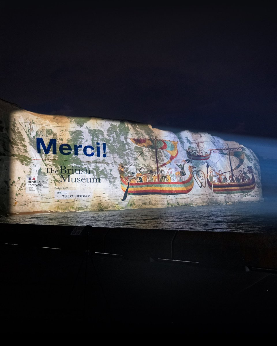 EmmanuelMacron's tweet photo. La Tapisserie de Bayeux a pris le chemin de Londres. Ce trésor millénaire qui raconte notre histoire commune traverse la Manche. Merci aux équipes qui ont rendu possible ce geste historique de confiance, de culture et d’amitié. 

Vive l’Entente cordiale ! https://t.co/IgaiYtyYOB