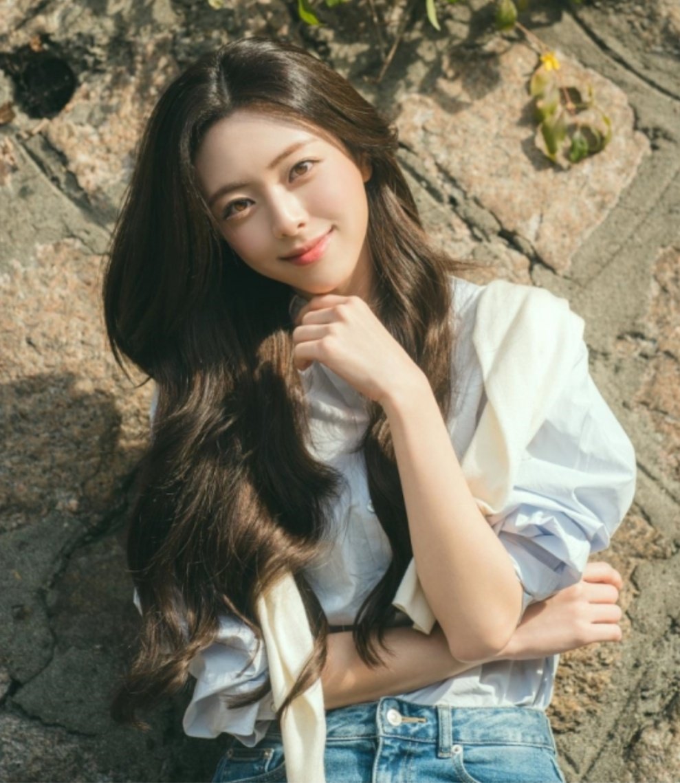 itzypopbase's tweet photo. First look at ITZY’s Yuna in the upcoming drama ‘My Bias, My Boss’.

Set to be released on August 3rd. https://t.co/MtI3BaqN8R