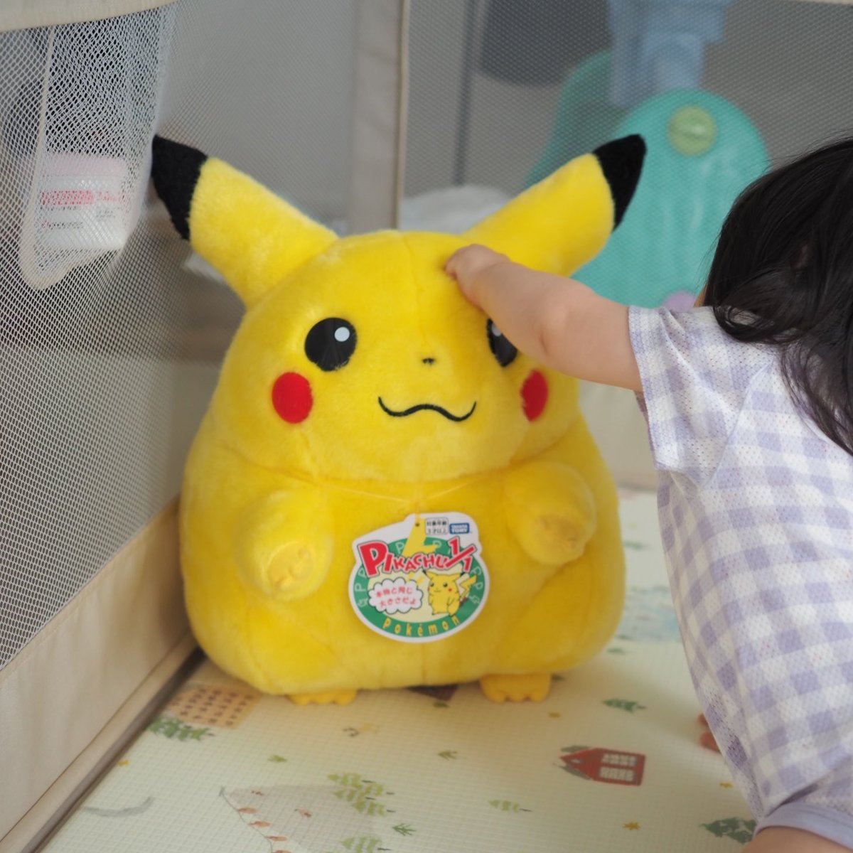 skmmmn's tweet photo. 昨日はデラデラだったから開封やめたんだけど、等身大ピカチュウきた！ぽちゃのピカかわいいよー！早速娘の攻撃対象になってるけども https://t.co/r2MHCFrHZo