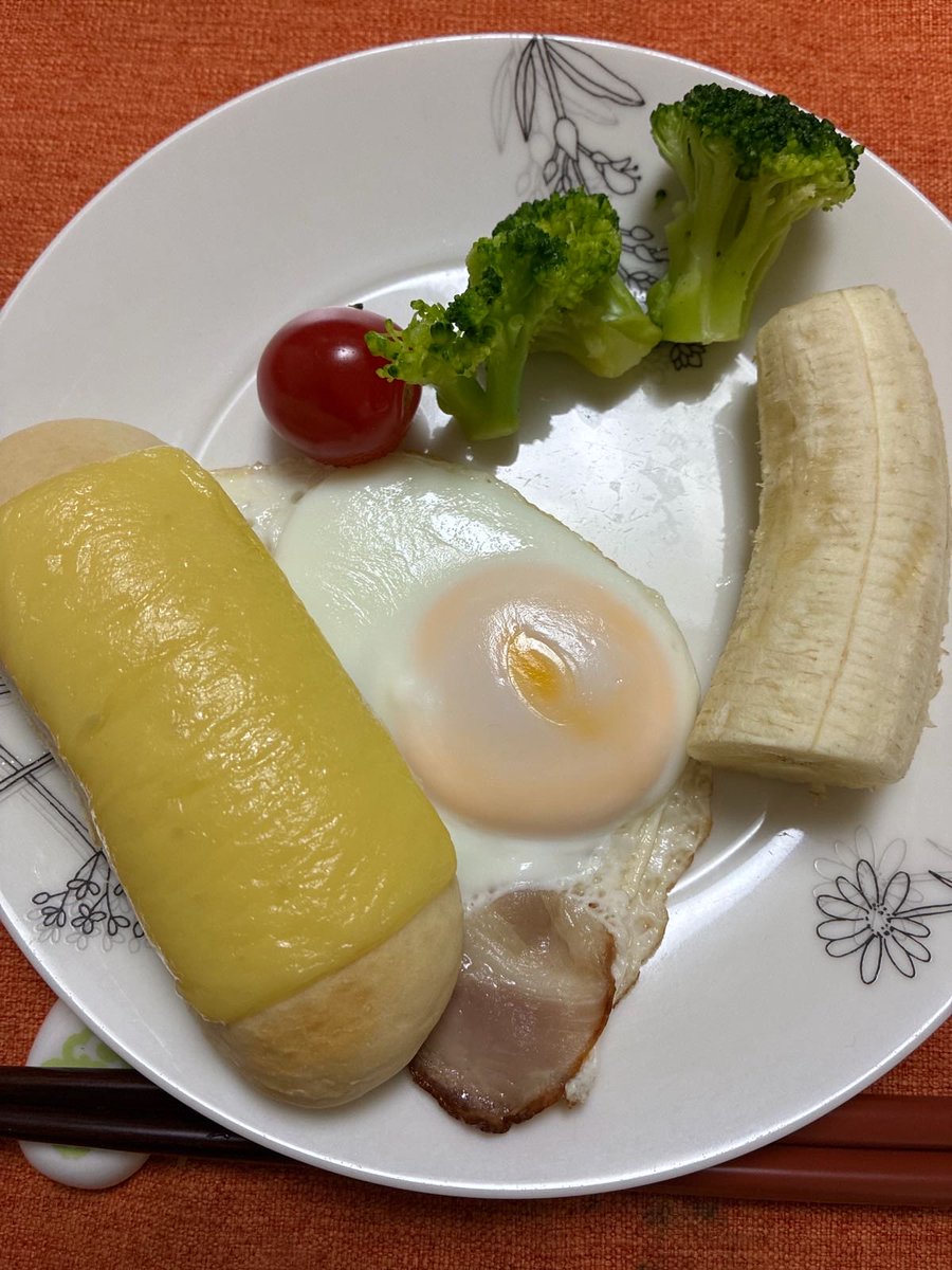 tchimaki's tweet photo. 朝食：トマト、ブロッコリー、ベーコンエッグ、チーズロール、バナナ。#ちまきの食事 https://t.co/MmovpnNt15