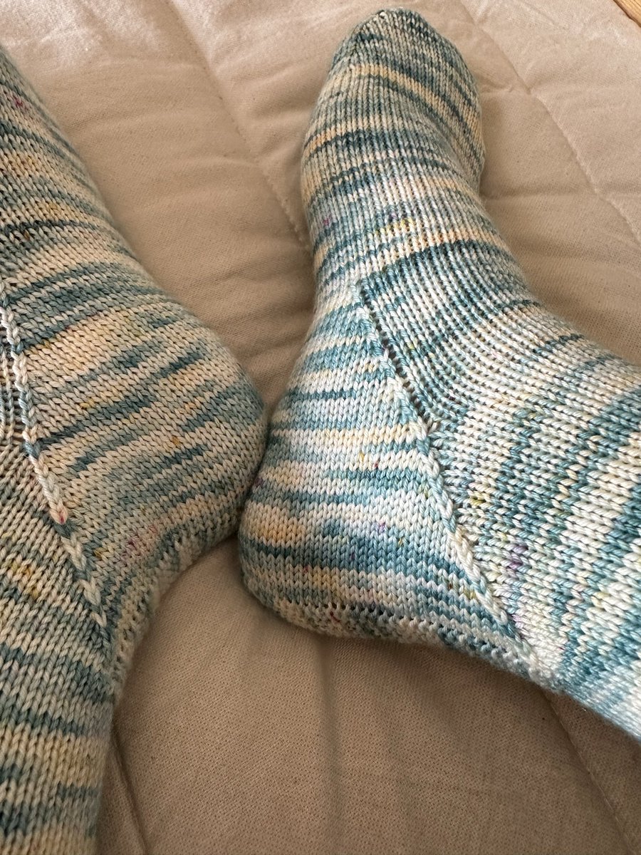 tubuumaruu's tweet photo. 2足目のSquircle
ちょっと大きくなってしまった。
糸はIRODORI YARNさんのSilk Sock🧦
ツルツルでもちもち、とっても編みやすかったです☺️
#手編み靴下 #Squircle #IRODORIYARN https://t.co/lrnb5NjKwS