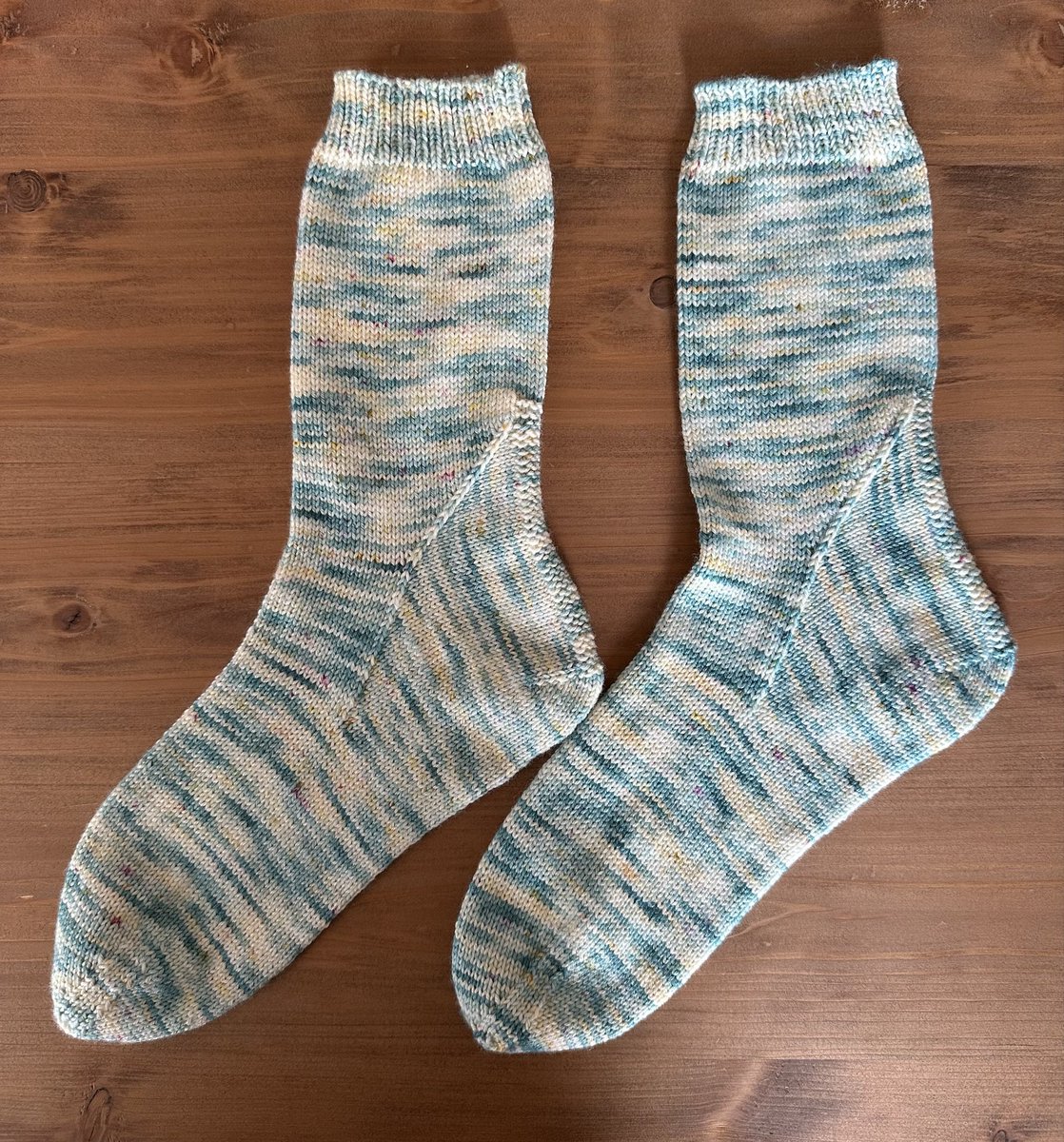 tubuumaruu's tweet photo. 2足目のSquircle
ちょっと大きくなってしまった。
糸はIRODORI YARNさんのSilk Sock🧦
ツルツルでもちもち、とっても編みやすかったです☺️
#手編み靴下 #Squircle #IRODORIYARN https://t.co/lrnb5NjKwS