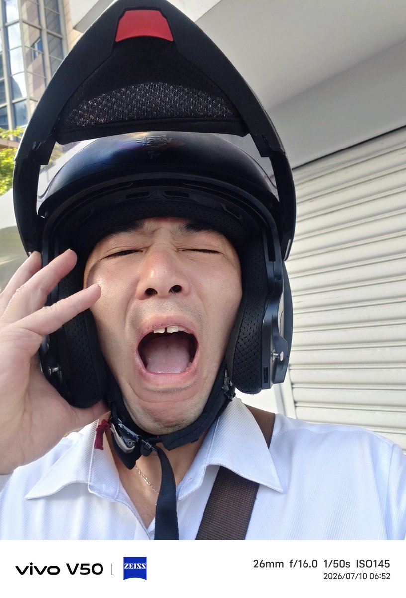 MirkoARP's tweet photo. 剛剛出門上班。
看到公司門口沙包……
堆得比草泥馬還高。🦙🌪️
我一個前空翻。
刷卡。
推門。
警衛大哥👮：「你來上班幹嘛？」
👨：「？」
👮：「今天颱風天放假。」
我淡定回：
👨：「嗯，知道了，謝謝。」
轉身離開。
表面很冷靜。
內心：
土撥鼠吶喊：「啊啊啊啊啊啊啊啊啊啊啊！！！！！」 😂 https://t.co/PLZcTgHYc6
