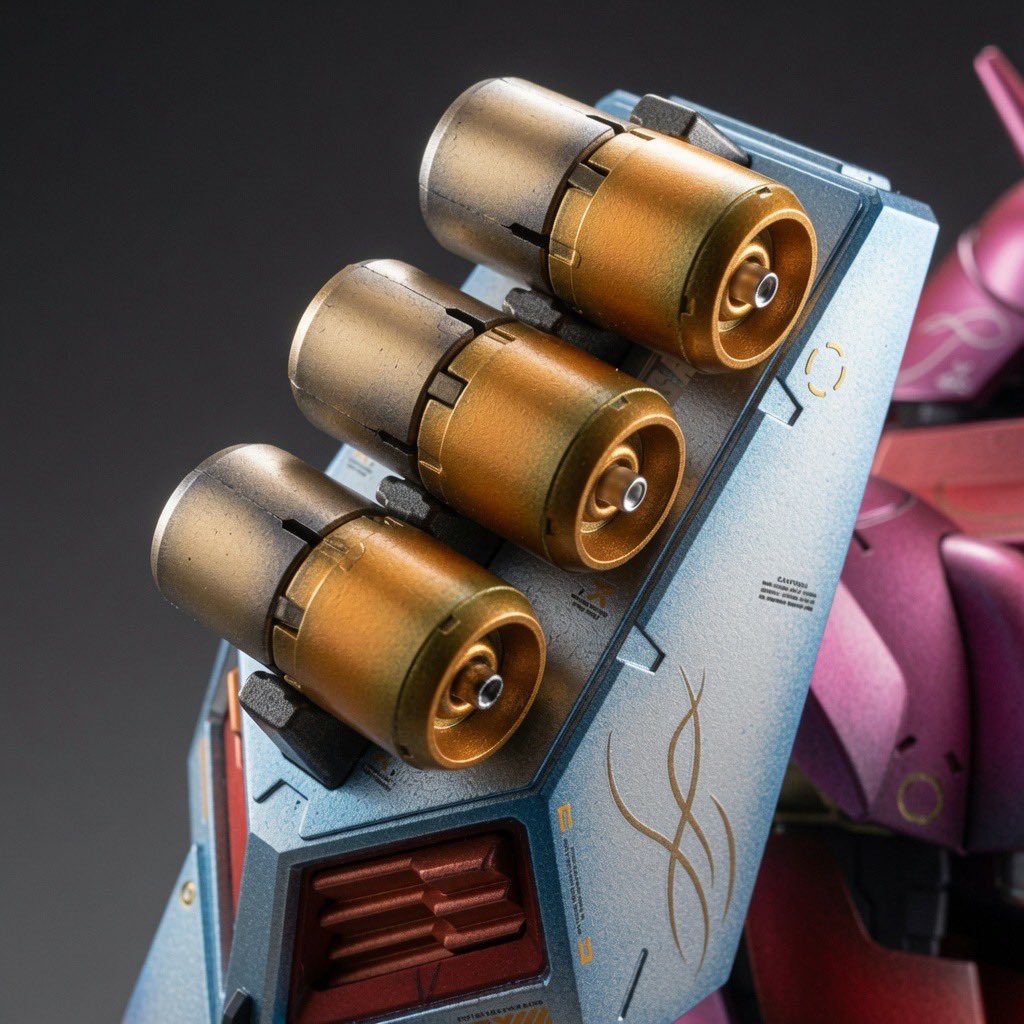 meo_pla's tweet photo. ガンダムマーカーで全塗装したRE/100のヤクトドーガ 二体。

塗装に注目していただきたいので、敢えて全身画ではなく部位アップ画像で。
グラデーションがわかりますかね？

グラデーションに関しては吹く距離と塗面自体での調色をしています。
まず吹く距離とは、下地をまんべんなく吹いた後に、パーツの隅っこに下地が残るように距離を測りながら上の色を吹きつけていきます。なぜならば、通常のエアブラシと違い、ガンダムマーカーエアブラシシステムは吐出量の調整ができないからです。吹きつけのパワーが一定なら距離で強弱をつけるしかないわけです。まあまあ、言うて簡単ではないですが、やってやれないことではありません。練習あるのみです。
塗面自体の調色とは？
ガンダムマーカーは好みの色が存在しない場合があります。さて、どうするか。
色を塗り重ねて、理想の色を作っていきます。

理想の色を出したい時は、色を塗り重ねて表現するしかありません。
ガンダムマーカーエアブラシの塗面は非常に薄く、最後のトップコートで塗料が溶け合い、顔料が混ざり合う現象が他の塗料と比べて顕著に起こるから出来ること。
ギュネイ機の水色メタリックが2色に分かれているのは、メタブルーの上にメタイエローグリーンを吹いています。
2色「元の色」ではなく、2色の「中間の色」が出ているので、それをまずは狙っていくということです。
グラデーション＋塗面調色はどうしても一番下の暗い色が混ざってしまうので全体的に暗くなりやすい。
しっかりエッジを残すことで色の差を出して「あたかもか鮮やかに見せる」ことで全体のくすんだ感じを払拭したり、下地の色を見直すことが必要になってくる。
シルバーの下は黒という概念ではなく、クエス機のファンネルの下の部分のシルバーは下地はメタブルー、上塗りはシャインシルバーで吹いている。

「調色の関係上」メタリックにしたくないところもメタリックの色を使わなければいけない時があるわけです。
その場合はあえてくすませたり、つや消し処理をしたり、等でラメの反射を抑えてあげるのが重要になってきます。

ぜひ挑戦してみて下さい。

ちなみにトップコートはクレオスの水性艶消しトップコート（缶）です。ブシャーとかけずに1メートルくらい離して、時間をかけて吹きつけています。