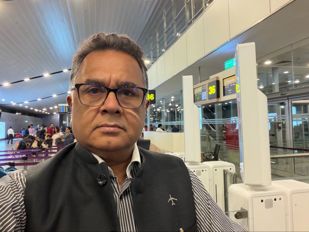 VishweshwarBhat's tweet photo. ಅಮೆರಿಕ ಪಯಣದ ದಣಿವು ಇನ್ನೂ ಕಣ್ಣಲ್ಲಿರುವಾಗಲೇ, ಮತ್ತೆ ಹೊರಟೆ! 

ನಿಜ, ಬದುಕು ಕರೆದುಕೊಂಡು ಹೋದಲ್ಲೆಲ್ಲ ಹೋಗಲೇಬೇಕು. ಈ ಮಾತು ಕೇಳಲು ಎಷ್ಟು ಸರಳವಾಗಿದೆಯೋ, ಬದುಕಿನ ನೈಜ ಅನುಭವಕ್ಕೆ ಇಳಿದಾಗ ಅಷ್ಟೇ ರೋಮಾಂಚನಕಾರಿಯಾಗಿರುತ್ತದೆ. ನಾವು ಏನೇ ಯೋಜನೆಗಳನ್ನು ಹಾಕಿಕೊಂಡರೂ, ಜೀವನ ತನ್ನದೇ ಆದ ಕೆಲವು ಅನಿರೀಕ್ಷಿತ ತಿರುವುಗಳನ್ನು ನಮ್ಮ ಮುಂದೆ ತಂದಿಡುತ್ತದೆ. ಆ ತಿರುವುಗಳನ್ನು ಪ್ರೀತಿಯಿಂದ ಸ್ವೀಕರಿಸಿ, ಬದುಕು ತೋರಿಸಿದ ಹಾದಿಯಲ್ಲಿ ಸಾಗುವುದರಲ್ಲೇ ನಿಜವಾದ ಸೌಂದರ್ಯ, ಮಜಾ ಇದೆ. 

ಅಮೆರಿಕದಿಂದ ಭಾರತಕ್ಕೆ ಮರಳಿ ಇನ್ನೂ ಎರಡು ದಿನಗಳು ಕಳೆದಿರಲಿಲ್ಲ. ಪ್ರಯಾಣದ ಆಯಾಸ (Jet lag), ದೇಹದ ಜೈವಿಕ ಗಡಿಯಾರದ ಏರುಪೇರು, ಬದಲಾದ ವಾತಾವರಣಕ್ಕೆ ಹೊಂದಿಕೊಳ್ಳುವ ಮೊದಲೇ ಮತ್ತೊಂದು ಸುದೀರ್ಘ ಪ್ರಯಾಣ ಕರೆಯುತ್ತಿದೆ. 

ಬೆಳಗ್ಗೆ ಬೆಳಗ್ಗೆ ಗುವಾಹಟಿಗೆ ಹೊರಟು, ಮುಂದೆ ಮೇಘಾಲಯಕ್ಕೆ ಪಯಣ. 

ಅಮೆರಿಕದ ಚಿಕಾಗೋ ನಗರದ ಗಗನಚುಂಬಿ ಕಟ್ಟಡಗಳು, ಶಿಸ್ತುಬದ್ಧ ರಸ್ತೆಗಳು ಮತ್ತು ಸದಾ ಓಡುತ್ತಿರುವ ಯಾಂತ್ರಿಕ ಜೀವನದಿಂದ ದಿಢೀರನೆ ಬಂದು ಇಳಿದಾಗ ಭಾರತದ ಮಣ್ಣಿನ ವಾಸನೆ ಆತ್ಮೀಯತೆ ನೀಡುತ್ತದೆ. ಆದರೆ, ವಿಶ್ರಾಂತಿ ಪಡೆಯುವ ಮೊದಲೇ ಬ್ಯಾಗ್ ಪ್ಯಾಕ್ ಮಾಡಿ ಮೇಘಾಲಯದತ್ತ ಹೊರಡುವುದು ತುಸು ಕಷ್ಟವಾದರೂ, ಪಯಣದ ಸುಖವೇ ಬೇರೆ.  

ಪ್ರಯಾಣವು ಕೇವಲ ಭೌಗೋಳಿಕ ಬದಲಾವಣೆಯಲ್ಲ, ಇದು ಎರಡು ಭಿನ್ನ ಜಗತ್ತುಗಳ ನಡುವಿನ ಸೇತುವೆ. ಅಮೆರಿಕದ ಕೃತಕ ಬೆಳಕಿನ ಜಗತ್ತಿನಿಂದ ನೇರವಾಗಿ ಪ್ರಕೃತಿಯು ತಾನೇ ಸ್ವತಃ ಕೈಯಾರೆ ಕೆತ್ತಿದ ಮೇಘಾಲಯದ ಹಸಿರು ಕಣಿವೆಗಳತ್ತ ಸಾಗುವುದು ಒಂದು ಅದ್ಭುತ ಅನುಭವ.

'ಮೇಘಾಲಯ' ಎಂದರೆ ಹೆಸರೇ ಸೂಚಿಸುವಂತೆ ಮೋಡಗಳ ಮನೆ. ಅಮೆರಿಕದ ವಿಮಾನ ನಿಲ್ದಾಣಗಳ ಭದ್ರತಾ ತಪಾಸಣೆ, ತಾಂತ್ರಿಕ ವಾತಾವರಣದಿಂದ ಹೊರಬಂದು ಮೇಘಾಲಯದ ರಾಜಧಾನಿ ಶಿಲಾಂಗ್ ನ ತಂಪು ಮತ್ತು ಮಣ್ಣಿನ ಸುವಾಸನೆ ಇಡೀ ದೇಹದ ಆಯಾಸವನ್ನು ಮರೆಸುವುದು ಸುಳ್ಳಲ್ಲ.

ಅಮೆರಿಕದಿಂದ ಬಂದು ತಕ್ಷಣ ಮೇಘಾಲಯಕ್ಕೆ ಹೊರಟಾಗ ಆರಂಭದಲ್ಲಿ ದೈಹಿಕವಾಗಿ ದಣಿವು ಎನಿಸಿದರೂ, ಮನಸ್ಸು ಮಾತ್ರ ಹೊಸ ಉತ್ಸಾಹಕ್ಕೆ ಅಣಿಯಾಗುತ್ತಿದೆ.

ಅಮೆರಿಕದ ಭರಾಟೆಯ ದಿನಗಳಿಂದ ಮೇಘಾಲಯದ ಮಂಜಿನ ಹನಿಗಳವರೆಗಿನ ಈ ಪಯಣ ಬದುಕಿನ ಅನಿರೀಕ್ಷಿತ ಉಡುಗೊರೆ. ನಿಯಂತ್ರಣಗಳನ್ನು ಬಿಟ್ಟು, ಬದುಕಿನ ಹರಿವಿಗೆ ನಮ್ಮನ್ನು ನಾವು ಒಪ್ಪಿಸಿಕೊಂಡಾಗ ಮಾತ್ರ ಇಂತಹ ಅದ್ಭುತ ಕ್ಷಣಗಳು ನಮ್ಮದಾಗುತ್ತವೆ. 

ಹೌದು, ಬದುಕು ಕರೆದ ಕಡೆಗೆ ಹೆಜ್ಜೆ ಇಡುತ್ತಾ ಸಾಗಬೇಕು. ಏಕೆಂದರೆ ಬದುಕು ಎಂದಿಗೂ ತಪ್ಪು ದಾರಿಯನ್ನು ತೋರಿಸುವುದಿಲ್ಲ; ಪ್ರತಿ ಹಾದಿಯಲ್ಲೂ ಒಂದೊಂದು ಹೊಸ ಪಾಠ ಮತ್ತು ನೆನಪನ್ನು ಕಾಯ್ದಿಟ್ಟಿರುತ್ತದೆ.