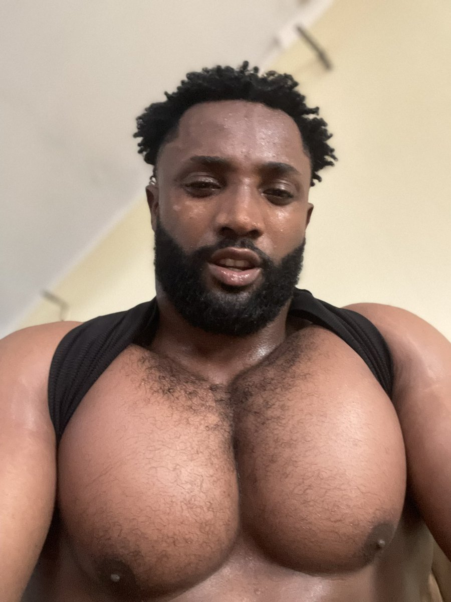 Jesseakir's tweet photo. Chest day 
Who else loves chest day ? https://t.co/Se9rBUd2FR