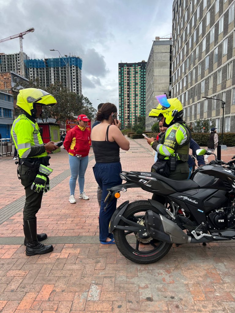 PuenteAranda_'s tweet photo. 🚔 En un operativo de movilidad realizado en el barrio Cundinamarca se inmovilizaron 4 motocicletas y se impusieron 3 comparendos por mal parqueo e invasión del espacio público, recuperando 100 m² de espacio público. https://t.co/geyhaXzRus