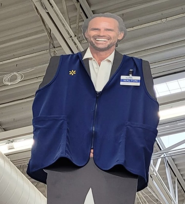 FilmsFallout's tweet photo. Walmart Goggins kills me every time I see it 😭🤣 https://t.co/oSxXYDqx9O