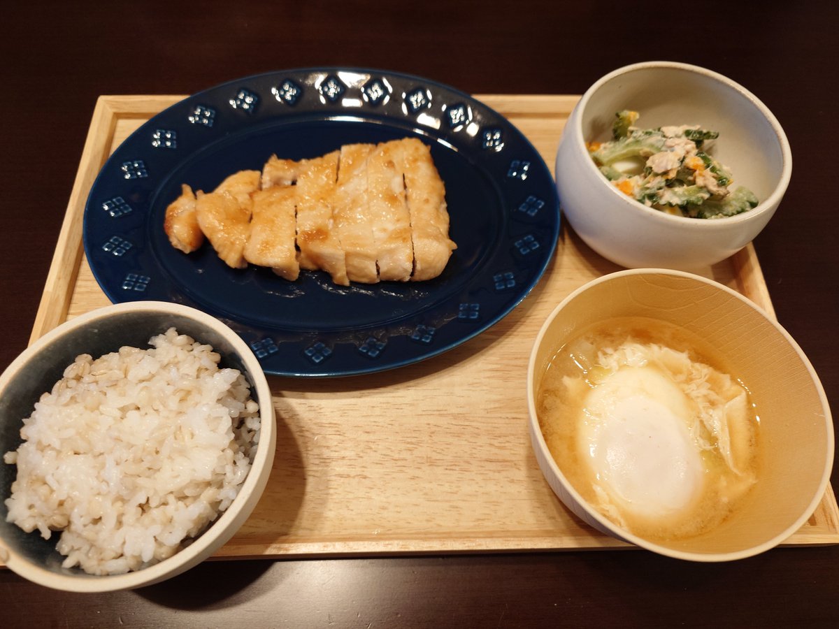 Chappy_0602's tweet photo. 昨日の晩ごはん🥢
・鶏むね梅照り焼き
・ゴーヤとツナのサラダ
・キャベたま味噌汁
・もち麦ごはん
YouTubeライブでFFⅨのBGM聴いて懐かしくなって大好きなビビを日記に🖍️ビビの「ボクの記憶を空にあずけに行くよ」で涙腺大崩壊なゲームだったなぁ。
#おうちごはん #献立 https://t.co/15ggTt5NnB