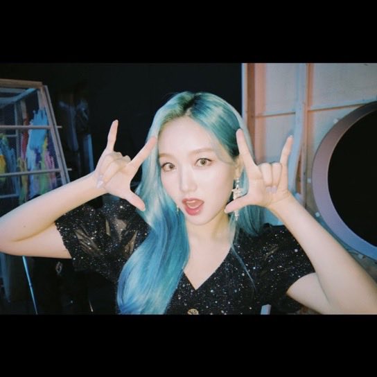 swagphob1c's tweet photo. when ur gorg af with blue hair #cannelloona https://t.co/7d1XDDaZuJ