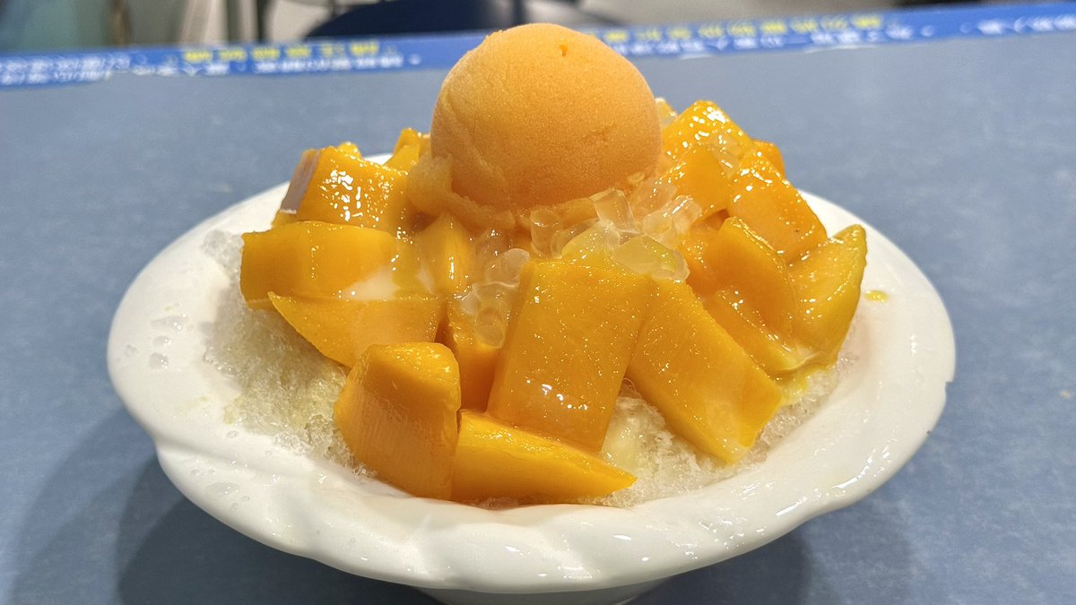 yuu_horii_zorro's tweet photo. 真夏の台湾旅行の楽しみの1つが本場台湾のマンゴーかき氷。しかも今年は当たり年。昨日は台南でマンゴーかき氷を食べました。これだけたっぷりマンゴーが乗ってて180元、約900円。台北と比べても台南はもう一発安いですね。

【裕成水果行】
📍臺南市中西區民生路一段122號

※保存して台湾旅行に役立ててね！👍