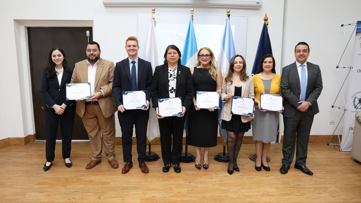 OJGuatemala's tweet photo. En el marco del XXV Programa de Formación Inicial para Aspirantes a Jueces de Primera Instancia, la Escuela de Estudios Judiciales realizó el conversatorio "Transformación Digital e Inteligencia Artificial: Nuevas formas de probar, decidir y ejercer el Derecho en materia civil y familia", con el propósito de fortalecer la formación de los futuros administradores de justicia frente a los retos de las nuevas tecnologías

La actividad fue presidida por la Magistrada Flor de María García Villatoro, Presidente de Cámara Civil en funciones y Vocal II de la Corte Suprema de Justicia, con la participación del Magíster Saúl Estuardo Reyes Valenzuela, Director a.i. de la Escuela de Estudios Judiciales, y del conferencista internacional Dr. Matías Arregger, de Buenos Aires, Argentina.

Asimismo, el conversatorio estuvo a cargo de Karin Sorelly Gómez Girón, Magistrada Presidente de la Sala Segunda de la Corte de Apelaciones del Ramo Civil del departamento de Guatemala y Jenny Aimée Molina Morán, Jueza de Familia del departamento de Guatemala.

Durante su intervención, la Magistrada Flor de María García Villatoro reconoció el valioso aporte de jueces y magistrados que integran la Red de Docentes de la Escuela de Estudios Judiciales en la formación ética, técnica y humanista de las nuevas generaciones de administradores de justicia. Con esta actividad, el Organismo Judicial reafirmó su compromiso con la capacitación continua y la modernización del sistema de justicia.

#OJ #CSJ #TransformaciónDigital #InteligenciaArtificial