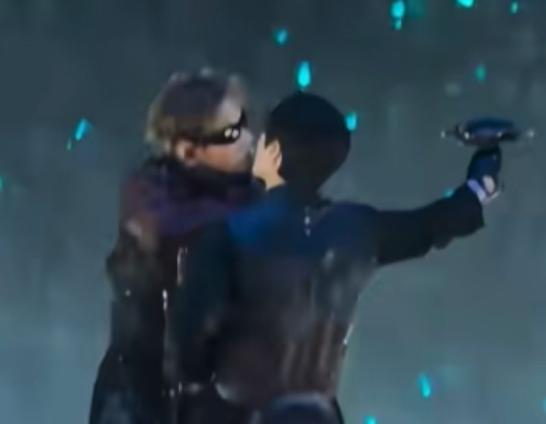 kthjjg's tweet photo. SCREAMING THIS ANGLE LOOKS LIKE THEY KISSED ON THE MOUTH OMG https://t.co/W0FxzAOrx7