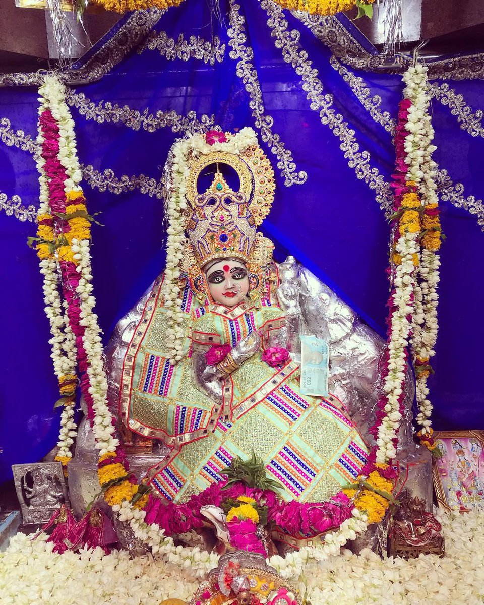 DrMohanYadav51's tweet photo. नमस्ते गरुडारूढे कोलासुर भयंकरिे। 
सर्व पाप हरे देवी महालक्ष्मी नमोस्तुते।।

रतलाम जिले के श्री महालक्ष्मी मंदिर में विराजमान मैया लक्ष्मी जी के आशीर्वाद से सुख, समृद्धि, धन-वैभव आये, सबका जीवन शुभ एवं मंगल के दिव्य प्रकाश से आलोकित हो, यही करबद्ध प्रार्थना करता हूँ। https://t.co/LUR8oItkqj