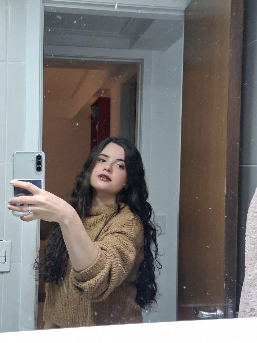 midlzn's tweet photo. antes de cometer a maior burrada da minha vida e cortar o cabelo https://t.co/VvnuCWXKk7