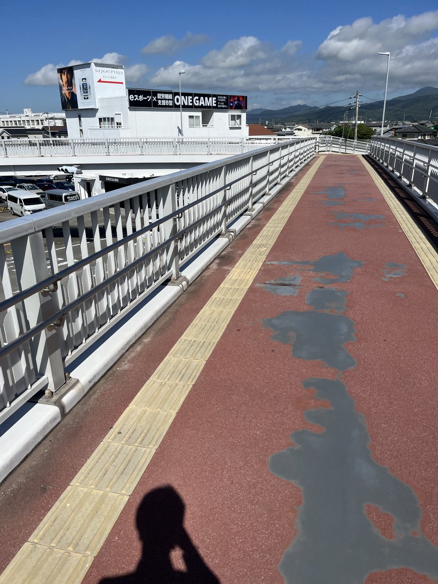 Daisuke_RB1's tweet photo. くそ懐かしいこの歩道橋 https://t.co/FCKAplDue7