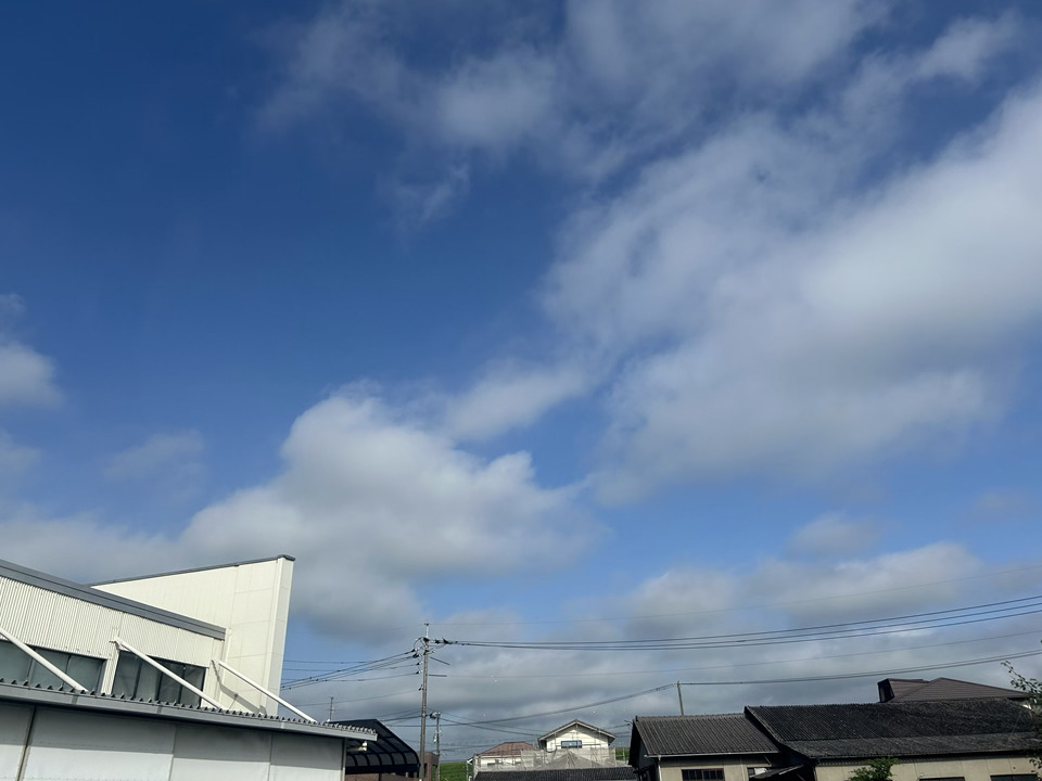 SasabePrinting's tweet photo. おはようございます。青空の #倉敷市 です。
今日は晴
最高気温33.4℃予報です。

今年も花火シーズンが始まります！
明日、備前市、美作市で花火大会があります。暑くなってきたので体調にお気を付けて観覧してくだされ！

本日もよろしくお願いします。
#印刷会社
#企業公式相互フォロー https://t.co/pUJda76lJa