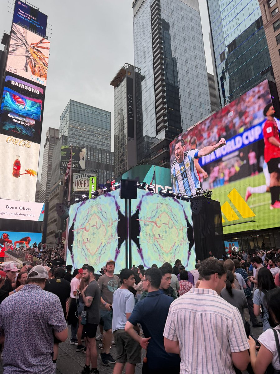 thetrainerclubb's tweet photo. Loud Luxury and Mega Rayquaza in Times Square for #PokemonGO10 … W https://t.co/y53hXYoqlq