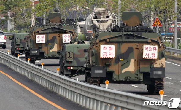 moriko38's tweet photo. Average Korean Road: 

DO NOT OVERTAKE 
MILITARY VEHICLES IN OPERATION https://t.co/MqW0F9Ubh1