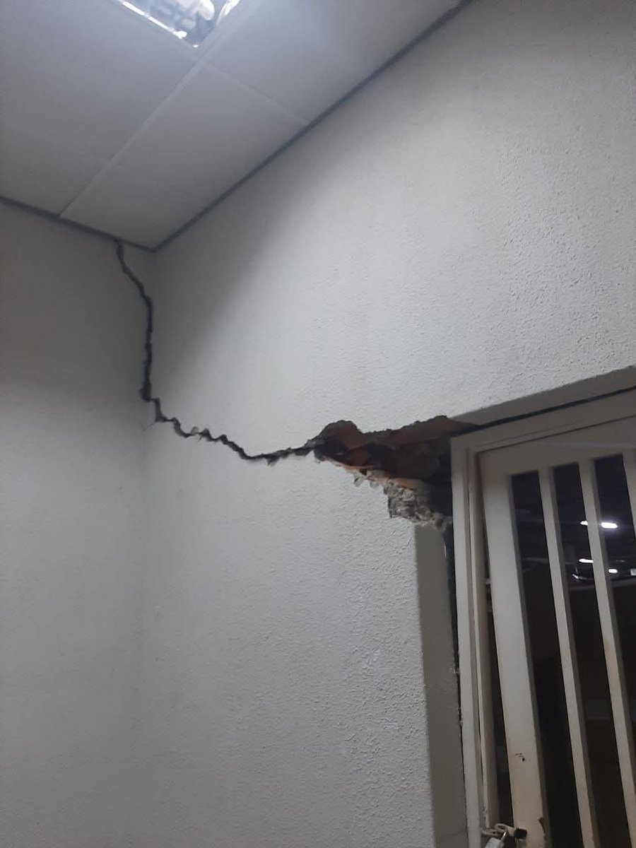 JuanKassabjiT's tweet photo. Un grupo de trabajadores de la empresa "Jade" ubicada en la Zona industrial al lado del estacionamiento de laboratorios "letti" en Guarenas, estado Miranda, denuncian que la empresa sufrió daños por el terremoto y el dueño los quiere tener trabajando en esas condiciones.

Actualmente están haciendo los arreglos de la infraestructura con los propios empleados adentro laborando.

Además aseguran que no ha ido nadie a inspeccionar ni Protección civil ni ingeniería para saber si esta habitable.

Hace varios años esta empresa sufrió fuertes daños por un incendio y al tiempo fue reconstruida.