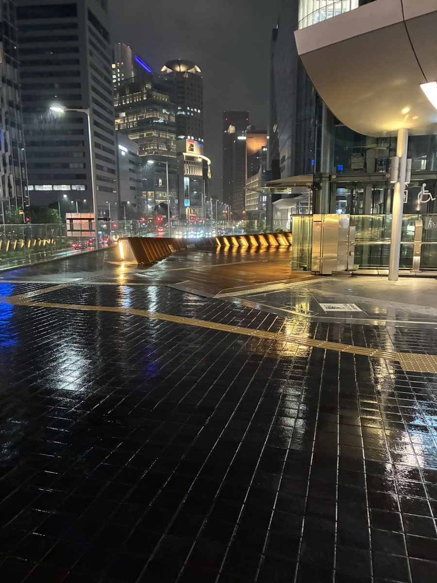 kt_hypnosis's tweet photo. 雨の日の大阪駅 https://t.co/9ngl9tcnZP