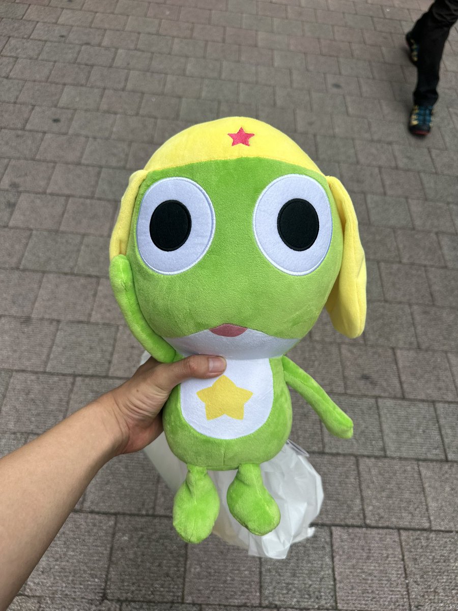 yoskkx's tweet photo. 일본여행 후기 타래로

첫날은 숙소 근처에 굿즈샵이나 인형뽑기에서 케로로 있나 보다가 거의 없고 오락실에 하나 있어서 하는데 못뽑고 있다가 직원이 Can I Help you? 하시면서 인형 출구통에 걸쳐주셔서 겨우 뽑고 다른 굿즈샵에 케로로 미니 마스코트도 구매했습니다! https://t.co/znyT6ztDGV