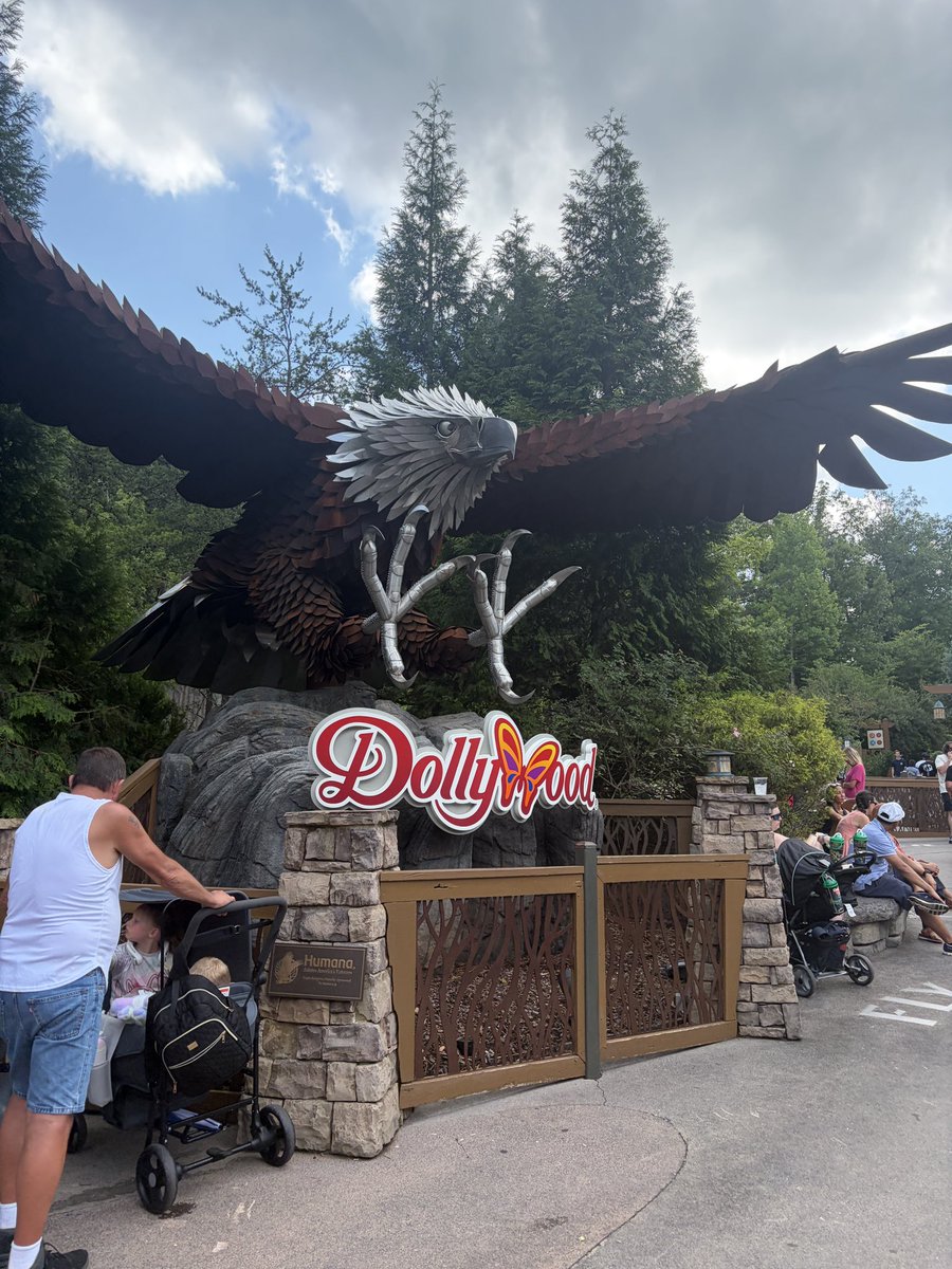 nugget_hq's tweet photo. Today marks my final day at #Dollywood. It’s truly one of the greatest parks I’ve ever visited, with some of the friendliest and most welcoming employees anywhere. My only request: please add more fans to the queues. This isn’t goodbye, it’s just a see you later. https://t.co/yWGydRYZzT