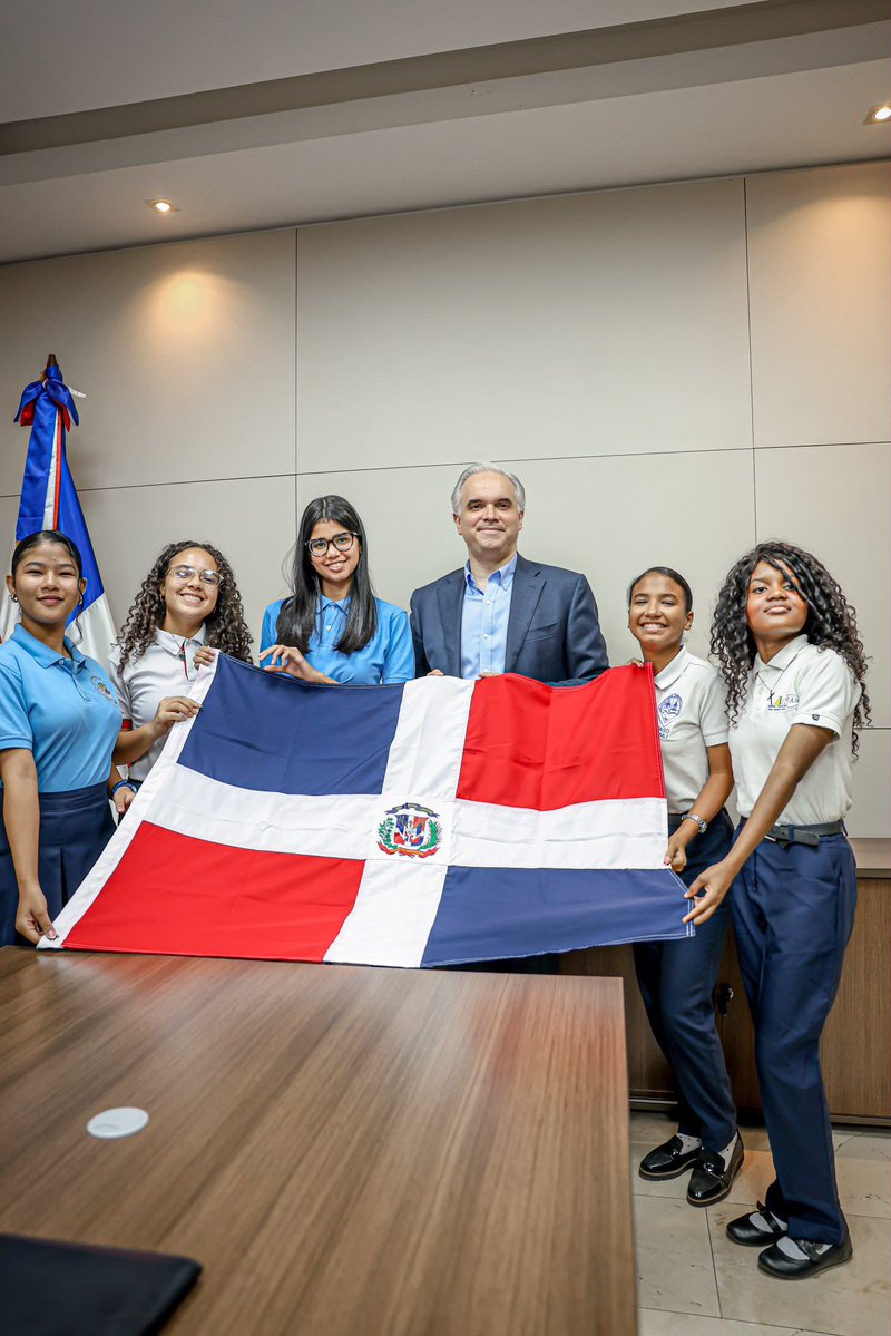 LMDECAMPS's tweet photo. ¡Nuestros equipos de debate del PLERD están listos para hacer historia! Qué gran satisfacción compartir con estos estudiantes y entregarles nuestra bandera antes de ir a representarnos a EE.UU. y Kenia. Su capacidad de análisis y preparación son un orgullo para el país ¡Éxitos!🇩🇴 https://t.co/026N7wZ0C4